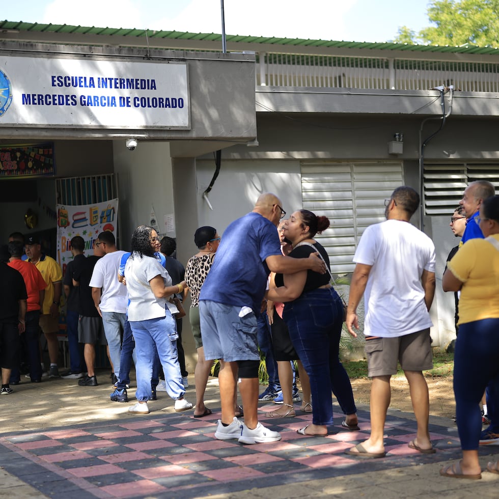 En la escuela intermedia Mercedes García de Colorado, se observaba una hilera de personas esperando para ejercer su derecho al voto.