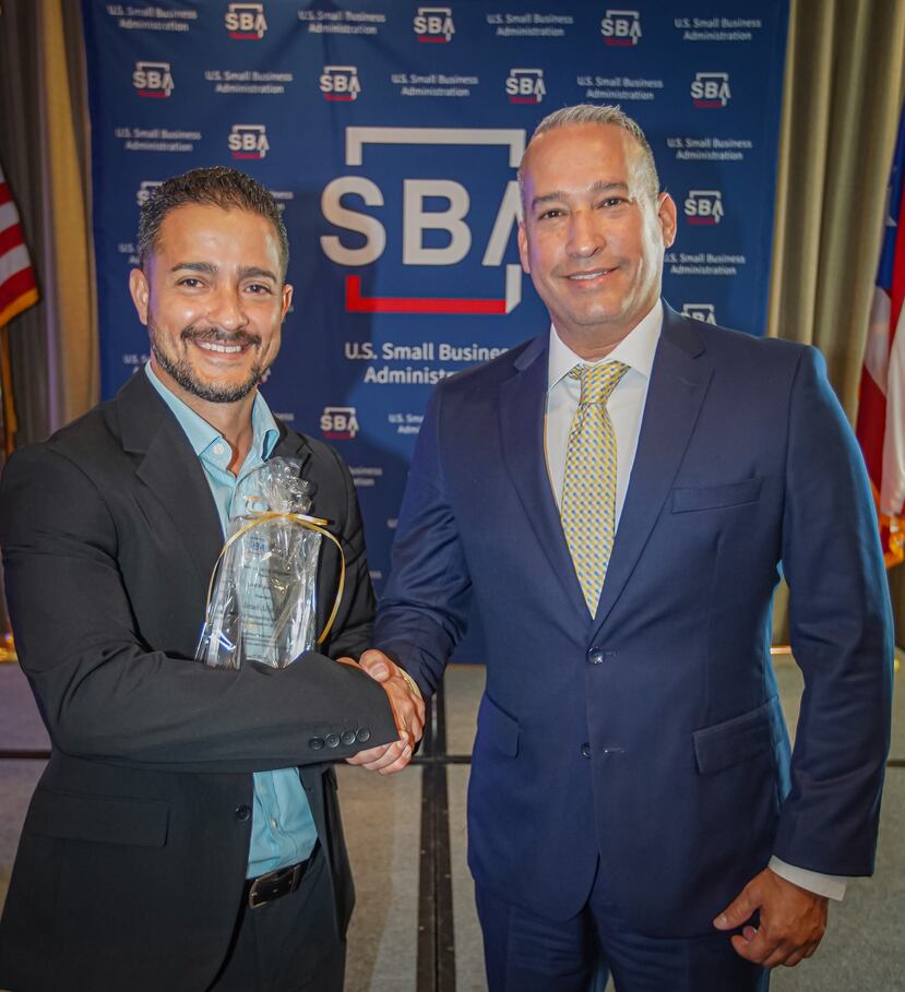 A la izquierda, el ingeniero Israel Álvarez, propietario de Multi Air Services, e lldefonso Rodríguez, vicepresidente de Pequeños Negocios de FirstBank.