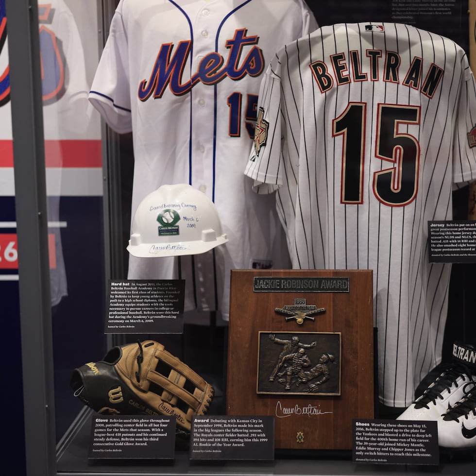 En la imagen, una muestra de las piezas que forman parte de la exhibición dedicada a Carlos Beltrán en el Museo del Salón de la Fama del Béisbol en Cooperstown.