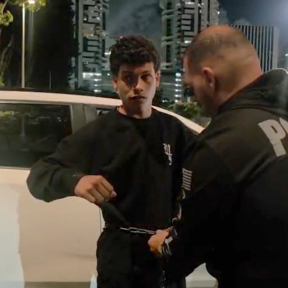 Imagen de la Policía que muestra el momento en que fue detenido Josten Anthony Ramos, alias “Prosper”.