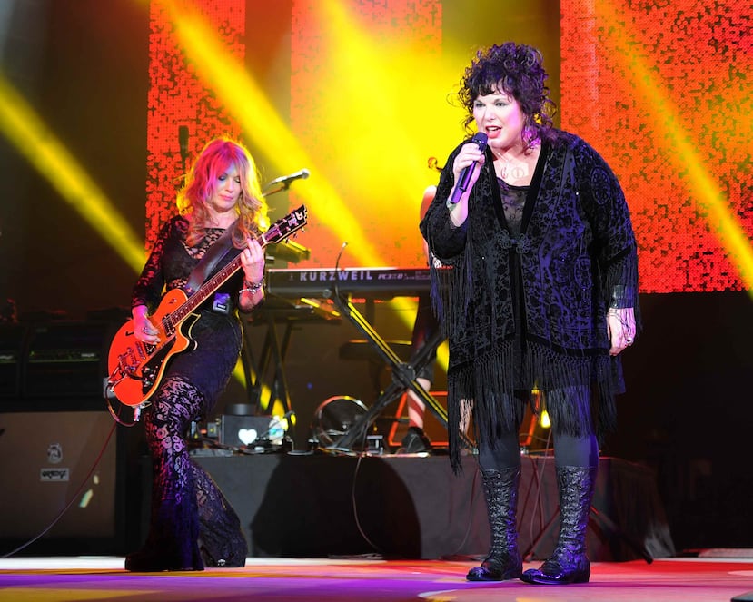 Nancy Wilson (izquierda) y Ann Wilson, del grupo Heart, durante un espectáculo en Florida. (AP)