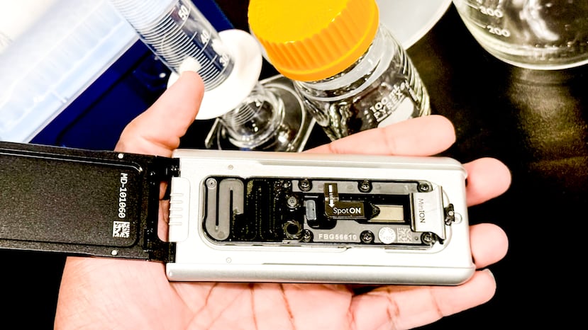 Durante la experiencia educativa, los participantes realizaron ejercicios de extracción y secuenciación de ADN utilizando tecnología de secuenciación nanopore (sobre estas líneas).
