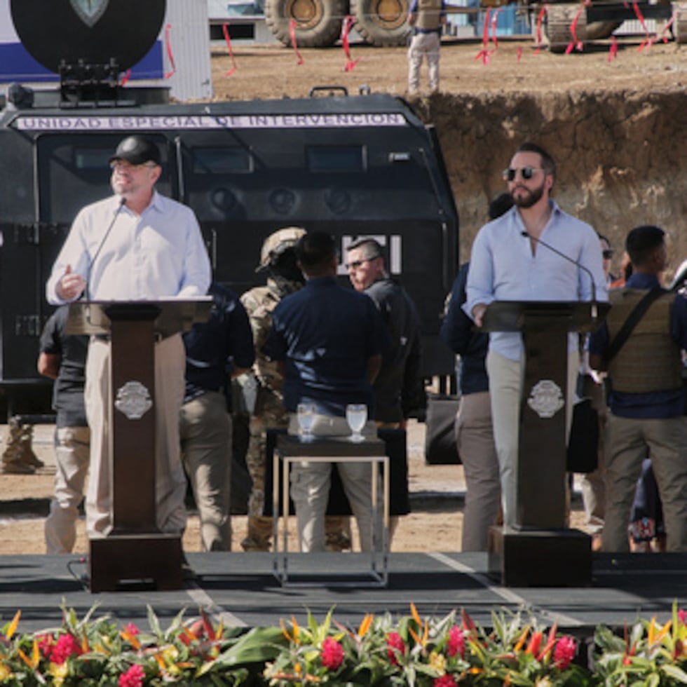 El presidente de Costa Rica, Rodrigo Chaves, segundo desde la izquierda, habla junto al presidente de El Salvador, Nayib Bukele, a la derecha, durante la ceremonia de inauguración de una prisión de alta seguridad en Alajuela, Costa Rica.