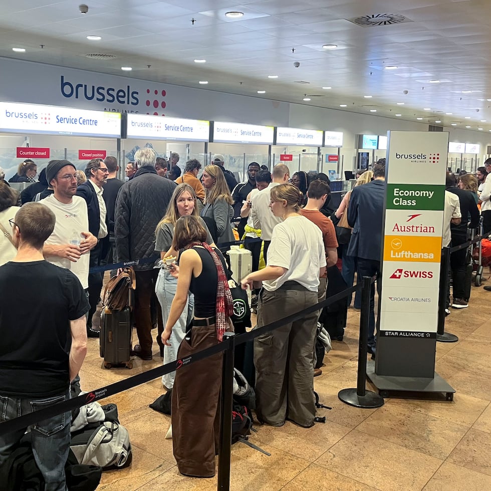 Largas colas formadas en los mostradores del aeropuerto de Bruselas tras la cancelación de 40 vuelos.