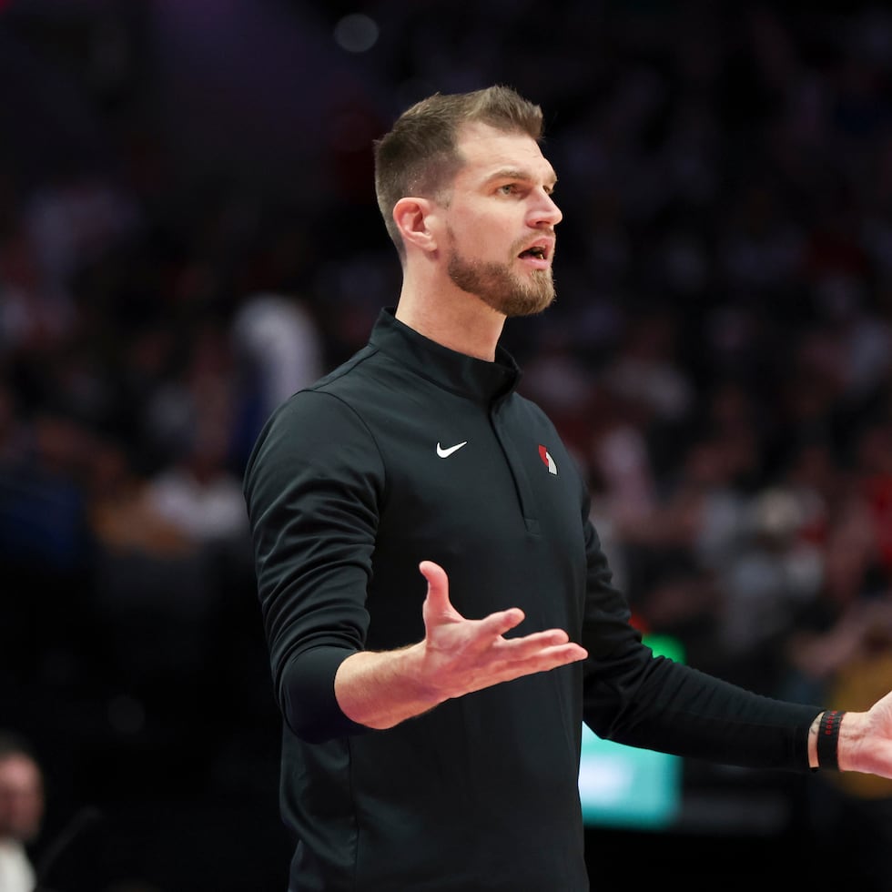 El brasileño Tiago Splitter, dirigente ingterino de los Trail Blazers de Portland, protesta una decisión arbitral durante el encuentro ante los Warriors de Golden State.