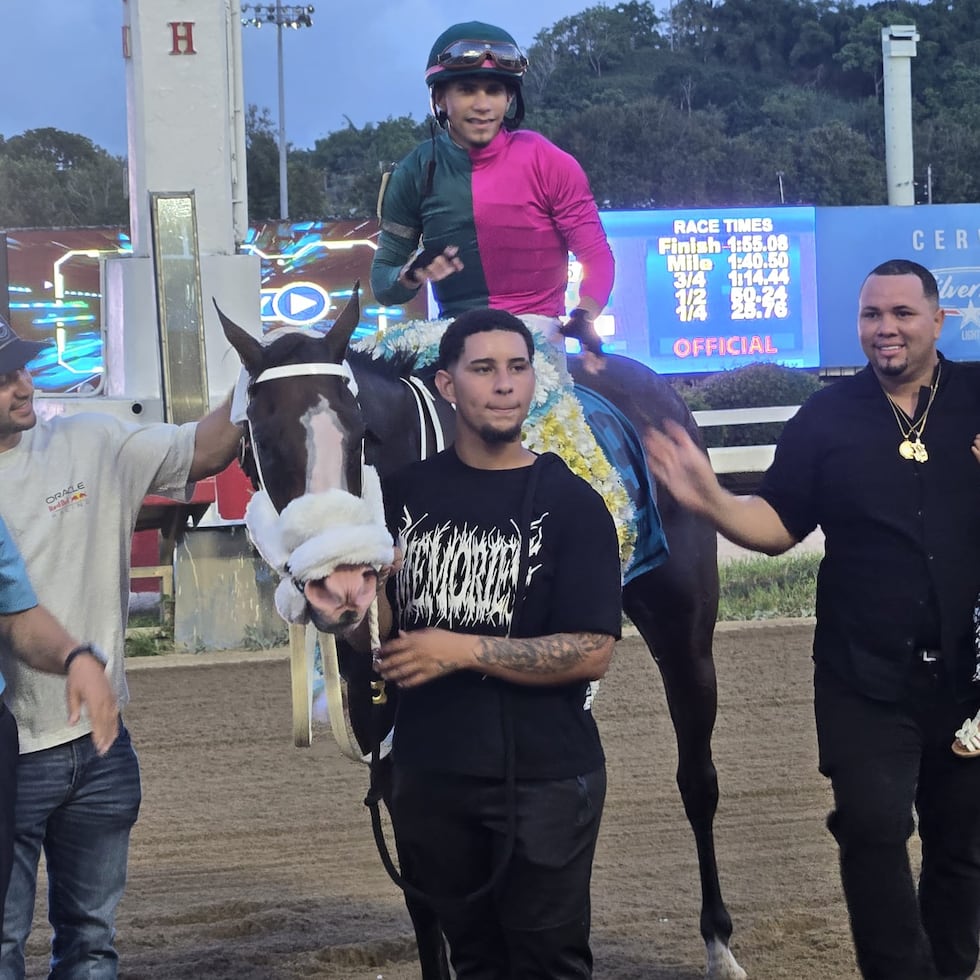 Táctico, acompañado de su jinete, Steven Monserrate, y su entrenador, Luis Jonel Cruz (extrema derecha), se dirige al círculo de ganadores tras conquistar el clásico Antonio Mongil Jr. el domingo en el Hipódromo Camarero.