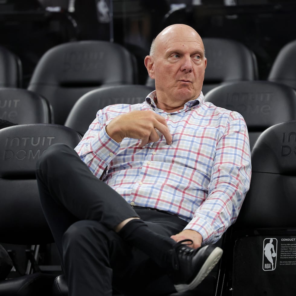 Foto del 13 de marzo del 2026, el dueño de los Clippers de Los Ángeles Steve Ballmer en las instalaciones del equipo antes del encuentro ante los Bulls de Chicago. (AP Foto/Ryan Sun, Archivo)