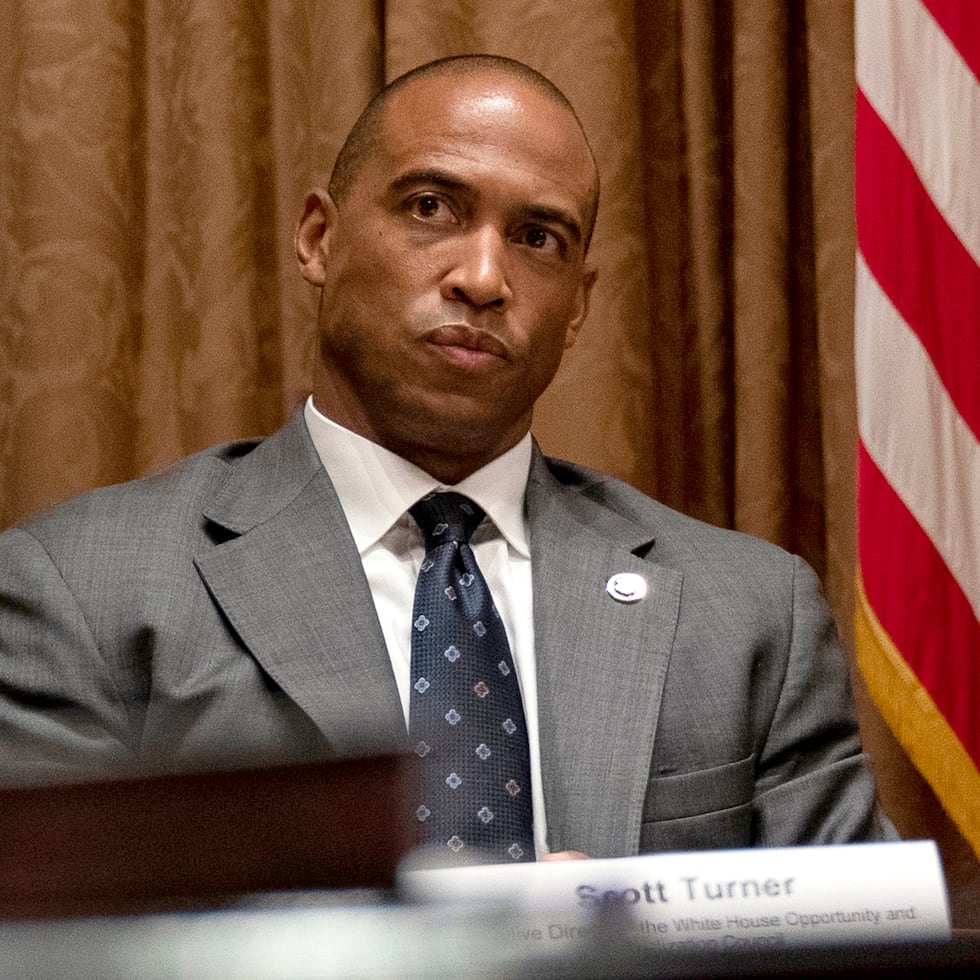 Scott Turner es el secretario del HUD.