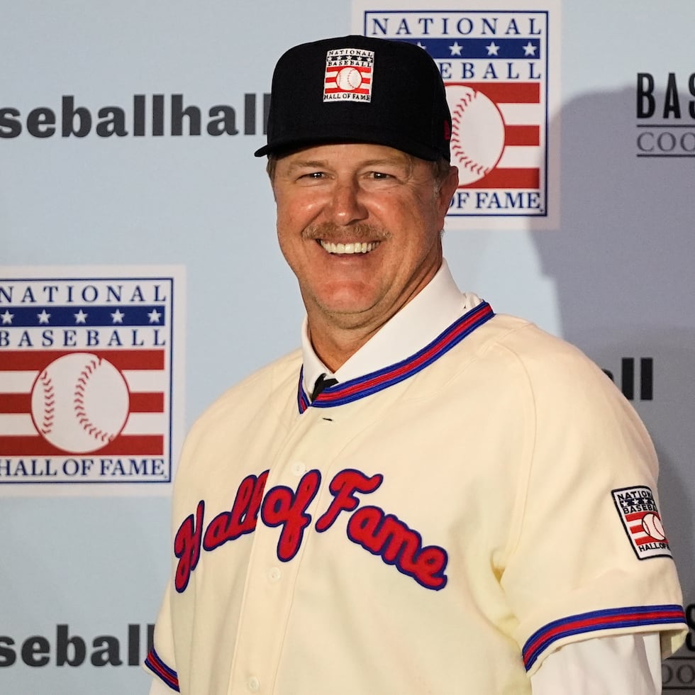Jeff Kent posa para fotos en una rueda de prensa al ser presentado como nuevo miembro del Salón de la Fama del béisbol durante las reuniones invernales de las Grandes Ligas.