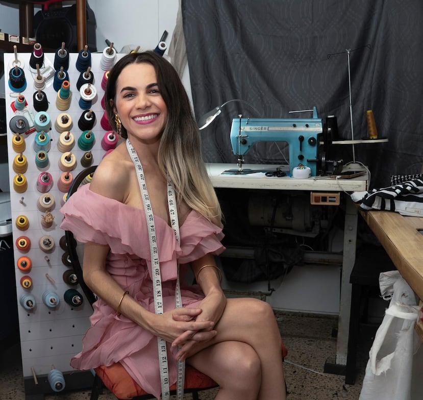 Tras quedar desempleada en la industria del mercadeo y la publicidad, Nashalie Cancel Matos dio rienda suelta a su talento en la sastrería al crear Ruedo sobre ruedas; un servicio a domicilio que lleva por toda la isla.