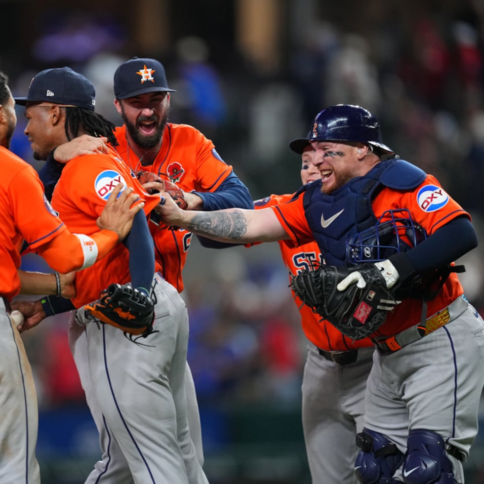El receptor bayamonés Christian Vázquez impulsa al relevista Alimber Santa, quien preservó y completó el juego sin hits de los Astros el lunes.
