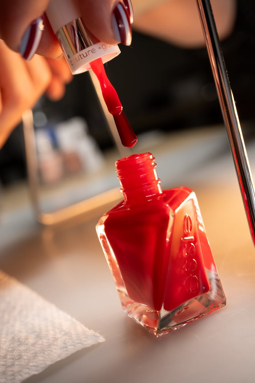 Los colores brillantes, entre los que destacan el naranja, el rojo y el rosado intenso, forman parte de dos grandes propuestas de color de uñas para esta temporada.