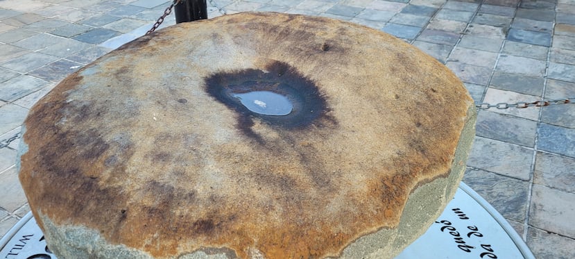 El arqueólogo Miguel Rodríguez López argumentó que en el Museo de Historia, Antropología y Arte de la Universidad de Puerto Rico (UPR) se exhiben piezas arqueológicas taínas que se asemejan mucho a la Piedra de Polanco.