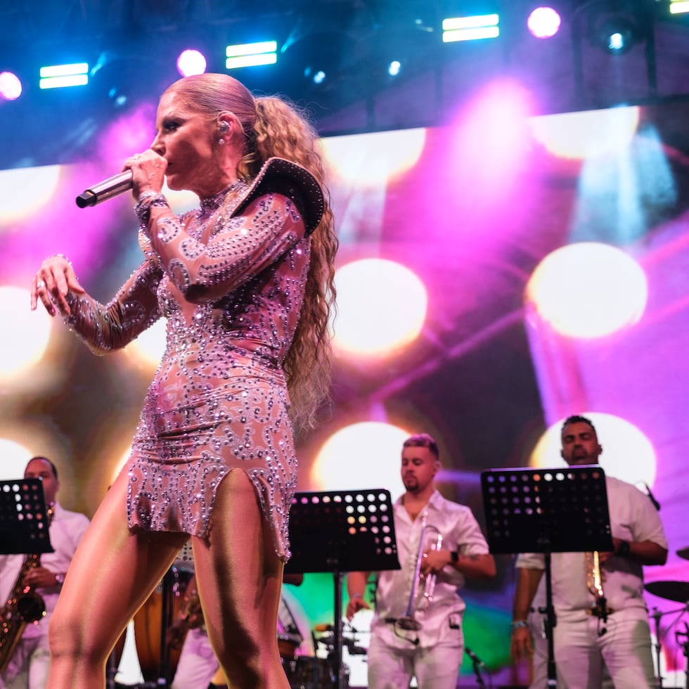 Su energía, su voz y su conexión con la audiencia marcó el inicio oficial de la temporada navideña en Manatí.