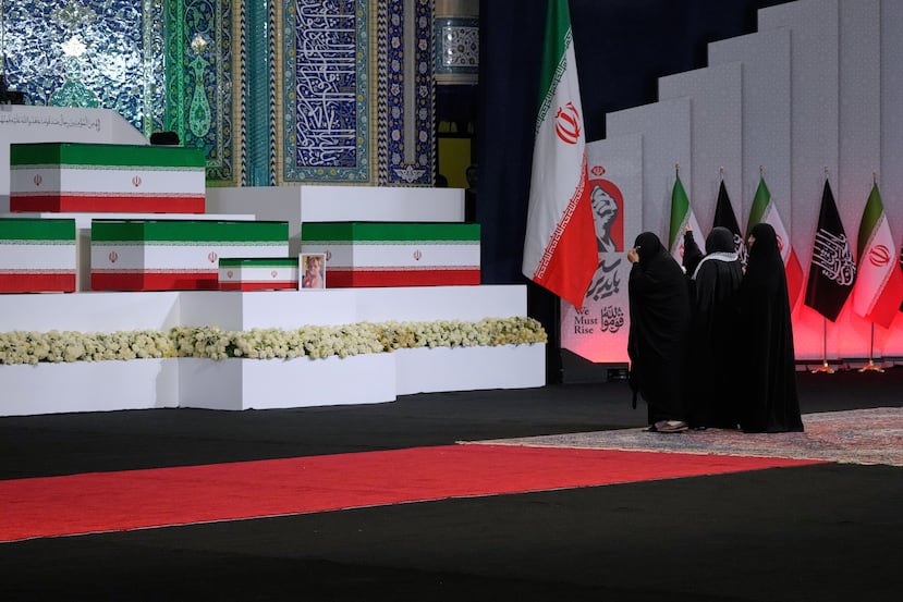 Varias mujeres rinden homenaje ante los ataúdes del líder supremo iraní asesinado, el ayatolá Alí Jamenei, y miembros de su familia durante una ceremonia de velatorio previa a los funerales de varios días en la Gran Mezquita Imán Jomeini Mosalla, el viernes 3 de julio de 2026, en Teherán, Irán. (AP Foto/Vahid Salemi)
