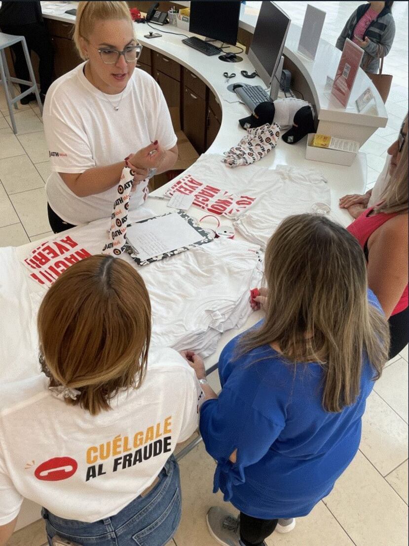 ATH Móvil® se unió al Club Edad Dorada de The Mall of San Juan para ofrecer orientación sobre las nuevas modalidades del fraude que afectan a la comunidad.