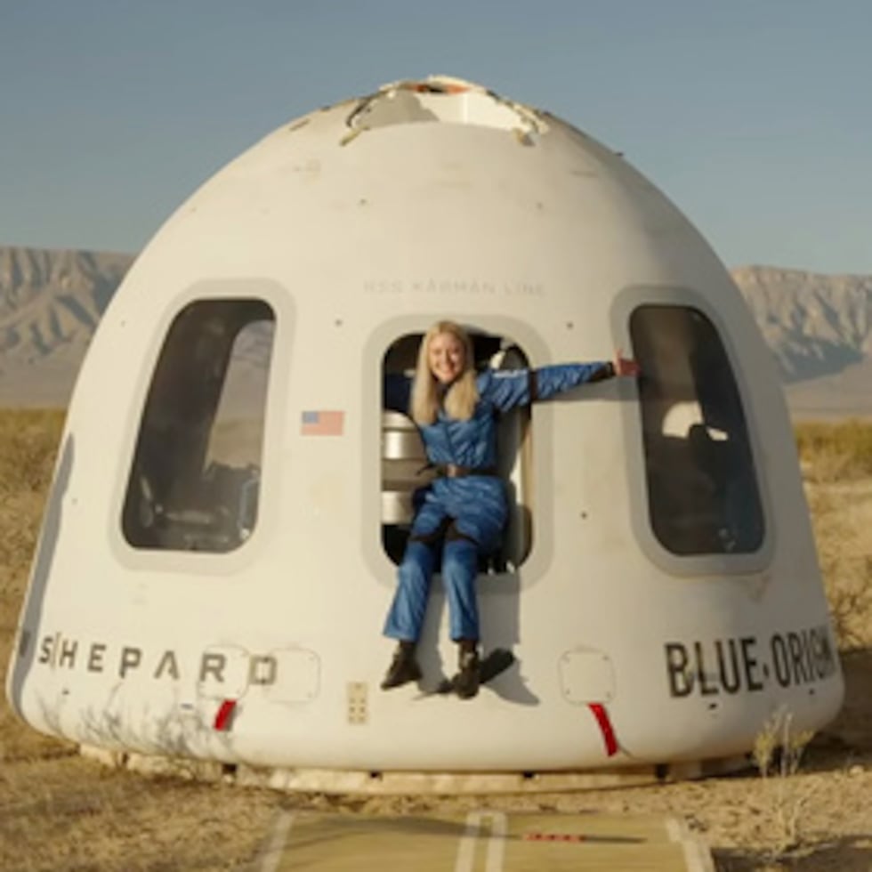 En esta imagen facilitada por Blue Origin, Michaela Benthaus posa tras el aterrizaje de la cápsula de Blue Origin el sábado 20 de diciembre de 2025 en el oeste de Texas.