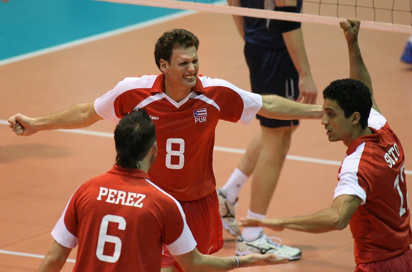 René Esteves (8) fue parte del histórico grupo de jugadores, junto con Ángel Pérez (izquierda) y Héctor “Picky” Soto (derecha), que catapultaron a la Selección al escenario mundial. (Archivo/GFR Media)