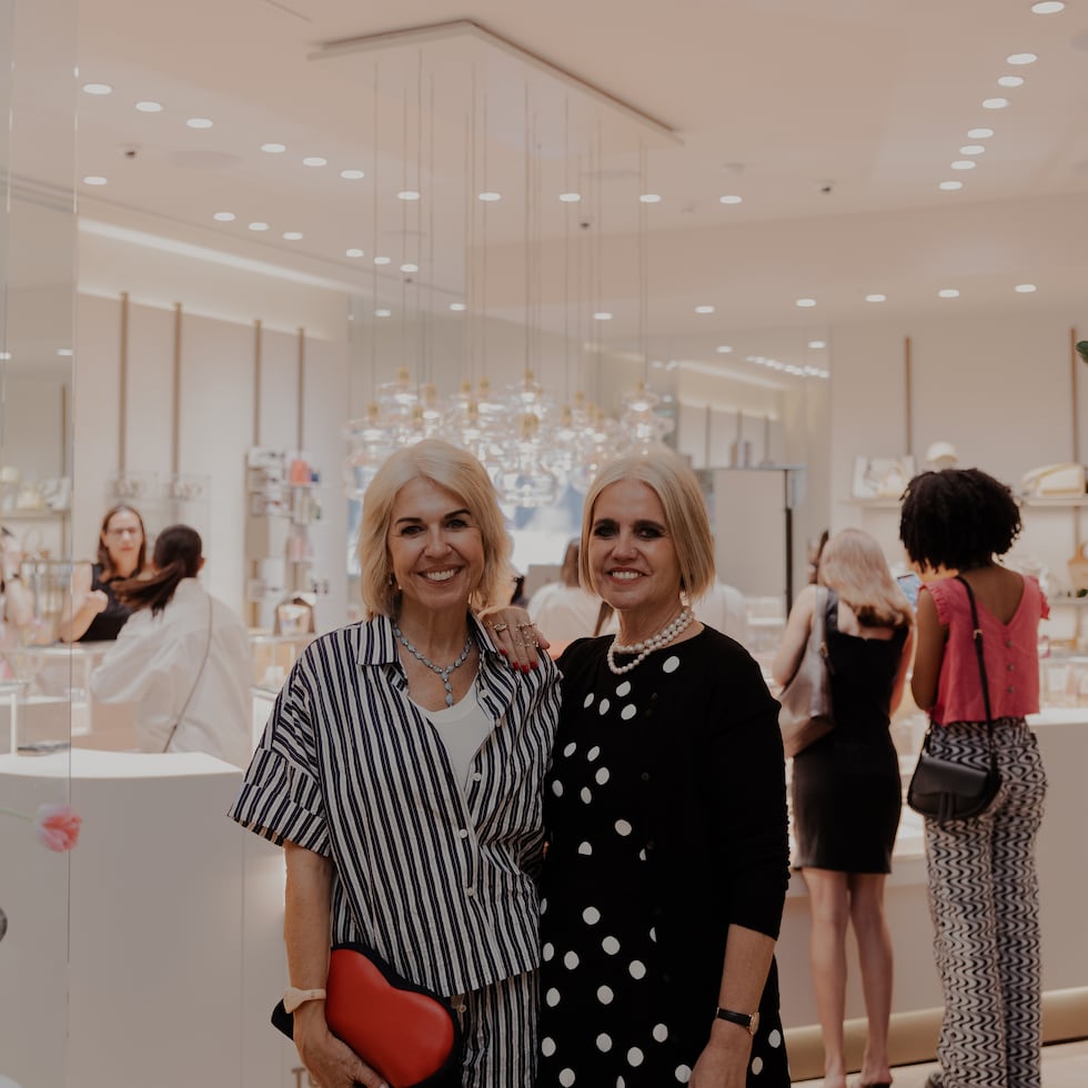 Las hermanas Alba y Rosa Tous, presidenta y vicepresidenta de TOUS respectivamente, durante la reapertura de la tienda en el segundo nivel en Plaza las Américas.
