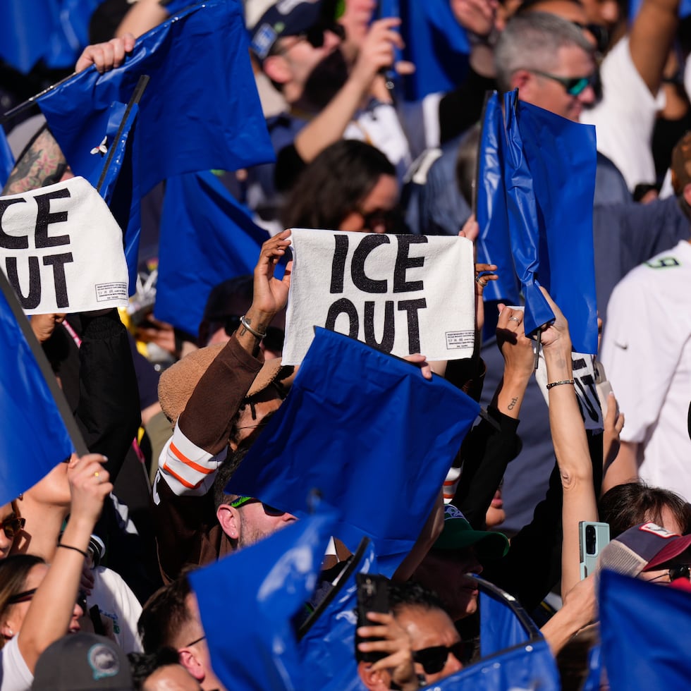 Las toallas incluyen un código QR en el que, según el citado medio, el grupo proinmigrante pide a los espectadores que las muestren durante el partido con el lado de ‘ICE Out’ hacia el campo cada vez que los árbitros señalicen una penalización.