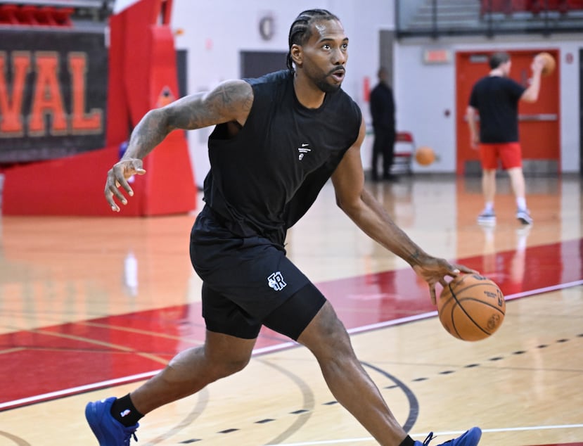 Kawhi Leonard en una práctica con los Raptors de Toronto, equipo en el que ya estuvo antes cuando ganaron el campeonato de la NBA en 2019.