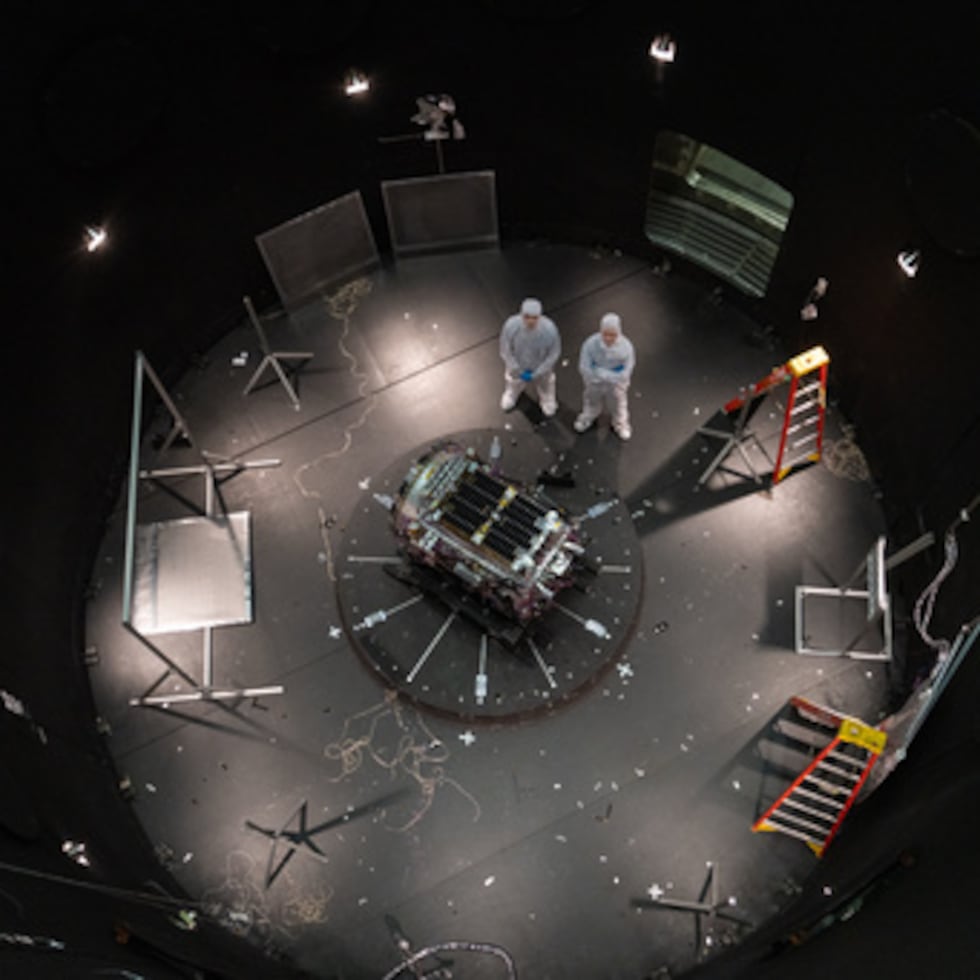 Esta fotografía facilitada por la NASA muestra a Kieran Wilson, investigador principal de LINK, y a Hunter Robertson, ingeniero de sistemas espaciales, ambos de Katalyst Space, junto a su nave espacial en el interior del SES (Simulador de Entorno Espacial) del Centro de Vuelos Espaciales Goddard de la NASA, en Greenbelt (Maryland).