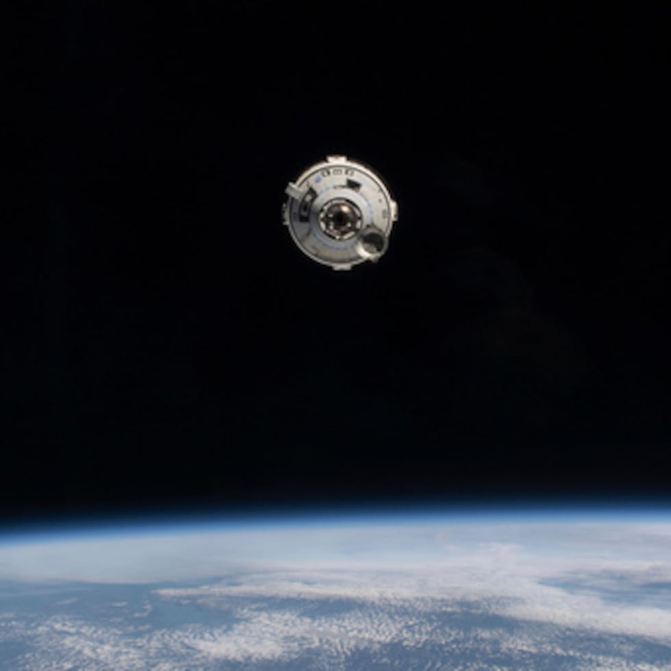En esta foto facilitada por la NASA la nave espacial Boeing Starliner con los astronautas Butch Wilmore y Suni Williams a bordo se aproxima a la Estación Espacial Internacional el 6 de junio de 2024.