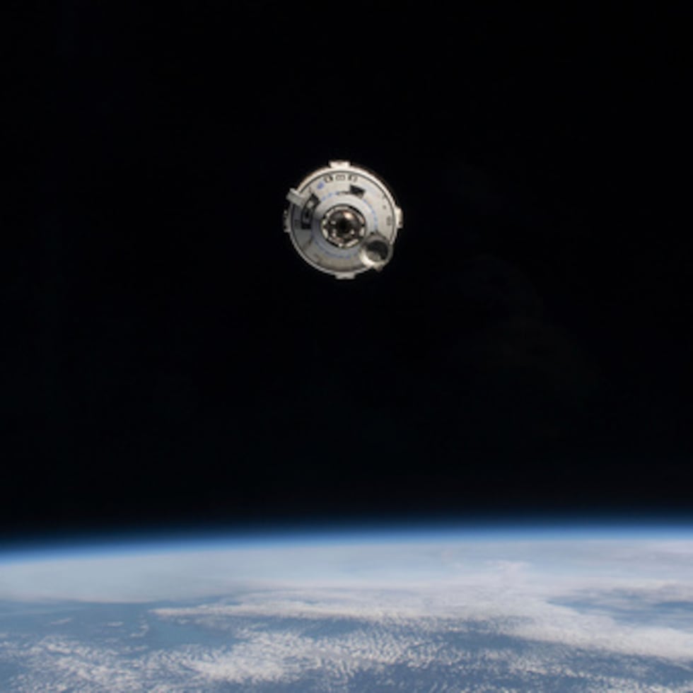 En esta foto facilitada por la NASA la nave espacial Boeing Starliner con los astronautas Butch Wilmore y Suni Williams a bordo se aproxima a la Estación Espacial Internacional el 6 de junio de 2024. (NASA vía AP, Archivo)