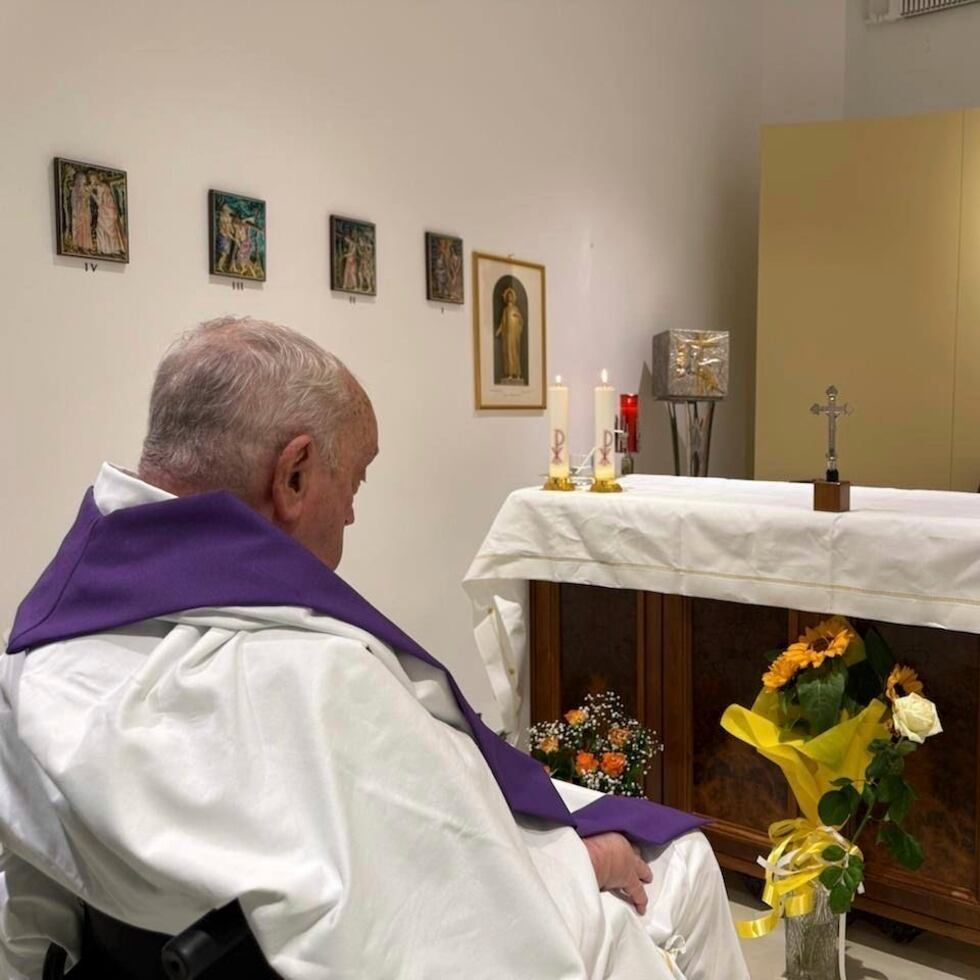 Es la primera fotografía del Papa desde que fue hospitalizado el 14 de febrero debido a un caso grave de bronquitis, que se convirtió en una doble neumonía.