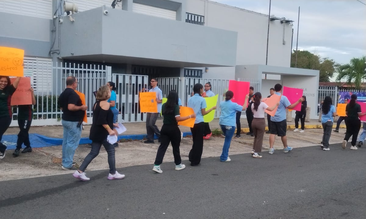 Comunidad de escuela en San Juan se opone a la reubicación de maestros para el próximo año