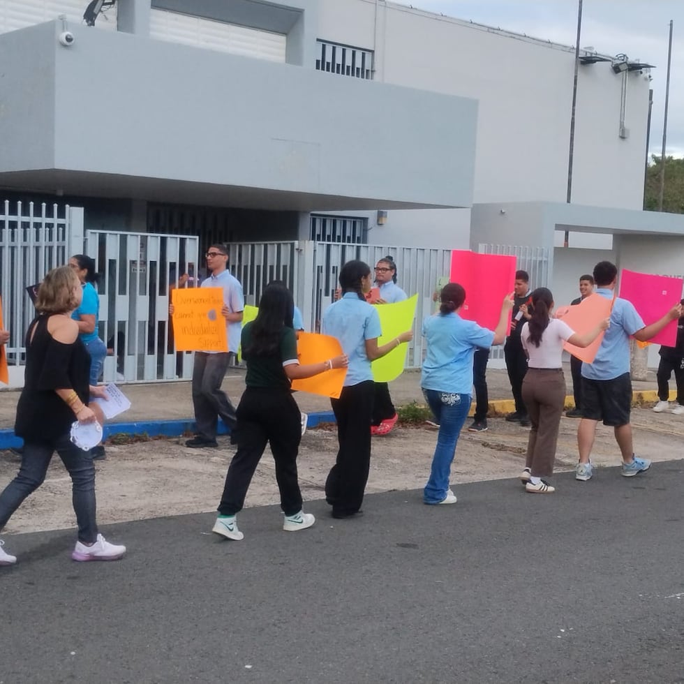 La comunidad de la escuela Venus Gardens Superior, en San Juan, realizó una manifestación para oponerse al traslado de maestros.