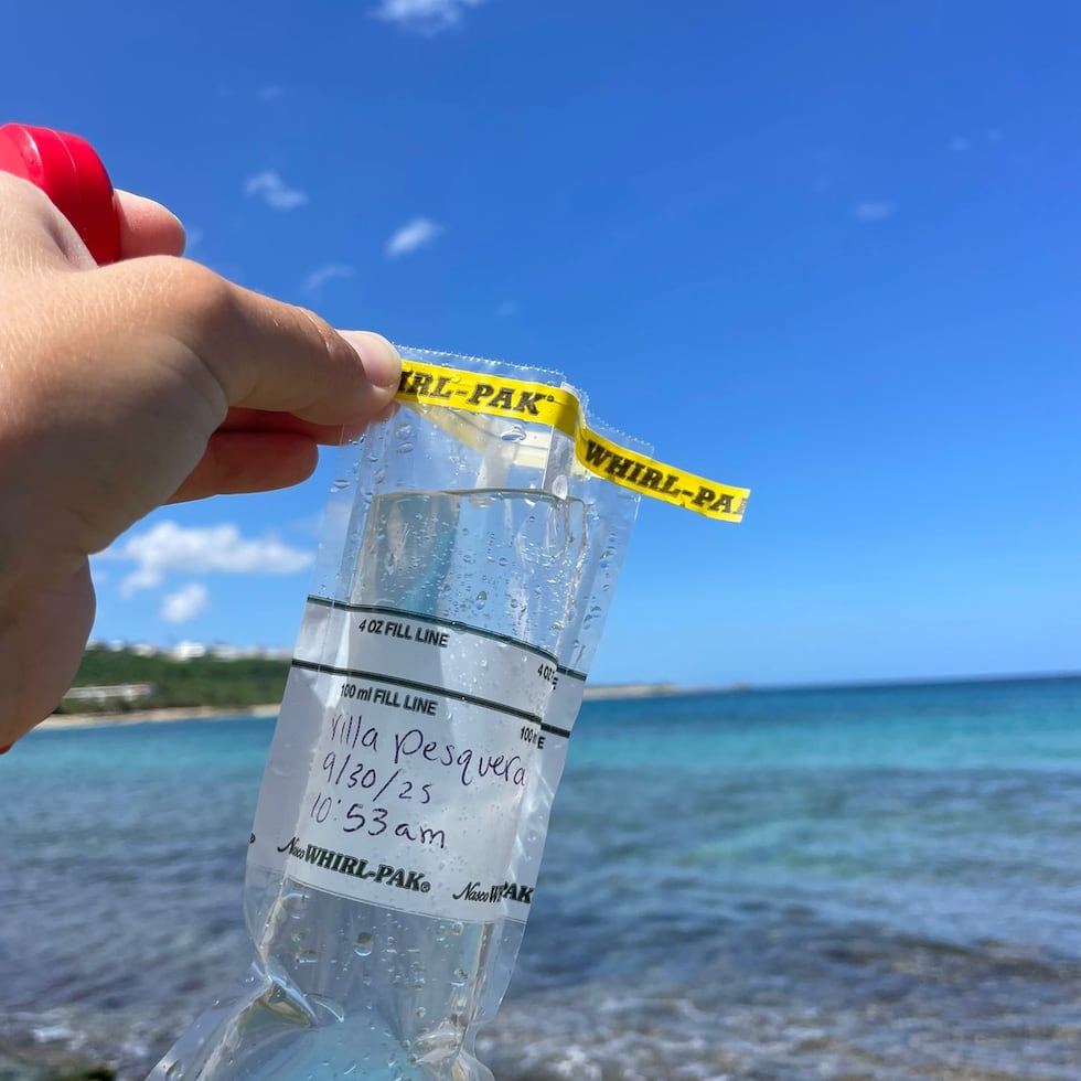 Al presente, el monitoreo de cuerpos de agua se realiza semanalmente en tres laboratorios comunitarios en Rincón, Isabela y San Juan.