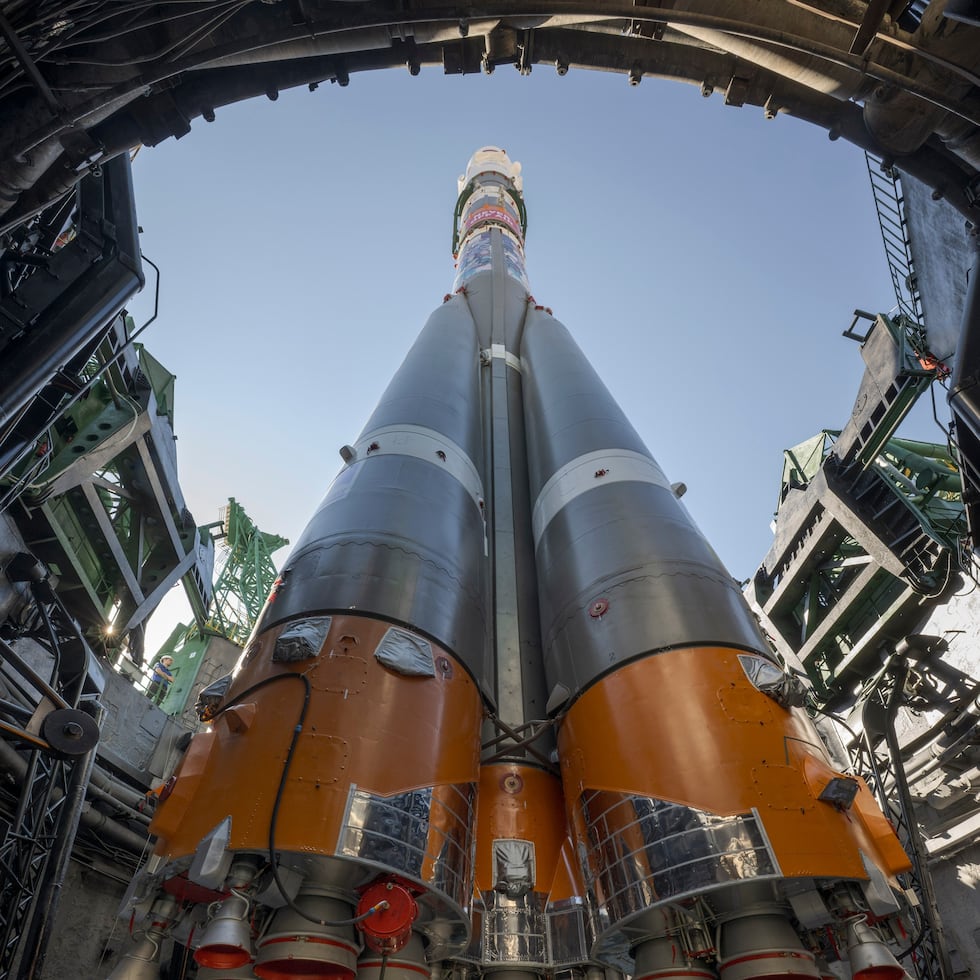 El cohete Soyuz se ve colocado en posición en la plataforma de lanzamiento 31 en el Cosmódromo de Baikonur, en Kazajistán.