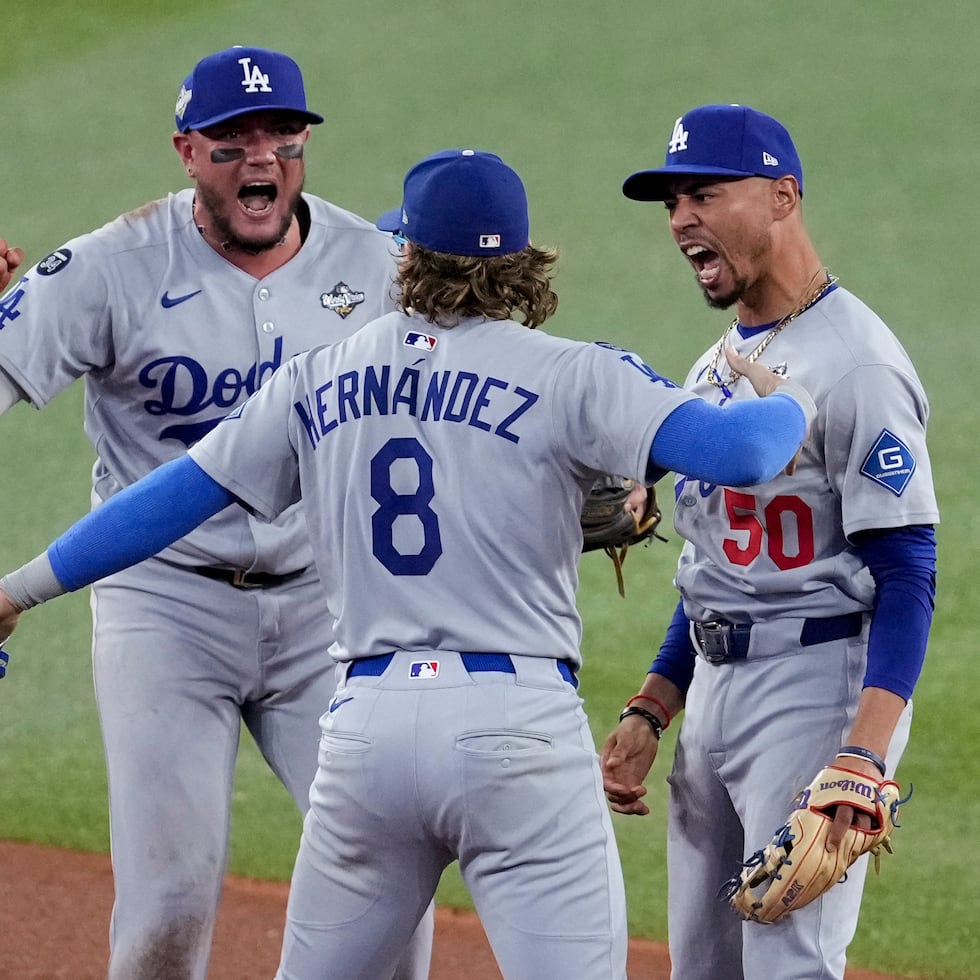 Kike Hernández (8) celebra con Miguel Rojas y Mookie Betts tras acabar el juego en la novena entrada a favor de los Dodgers.