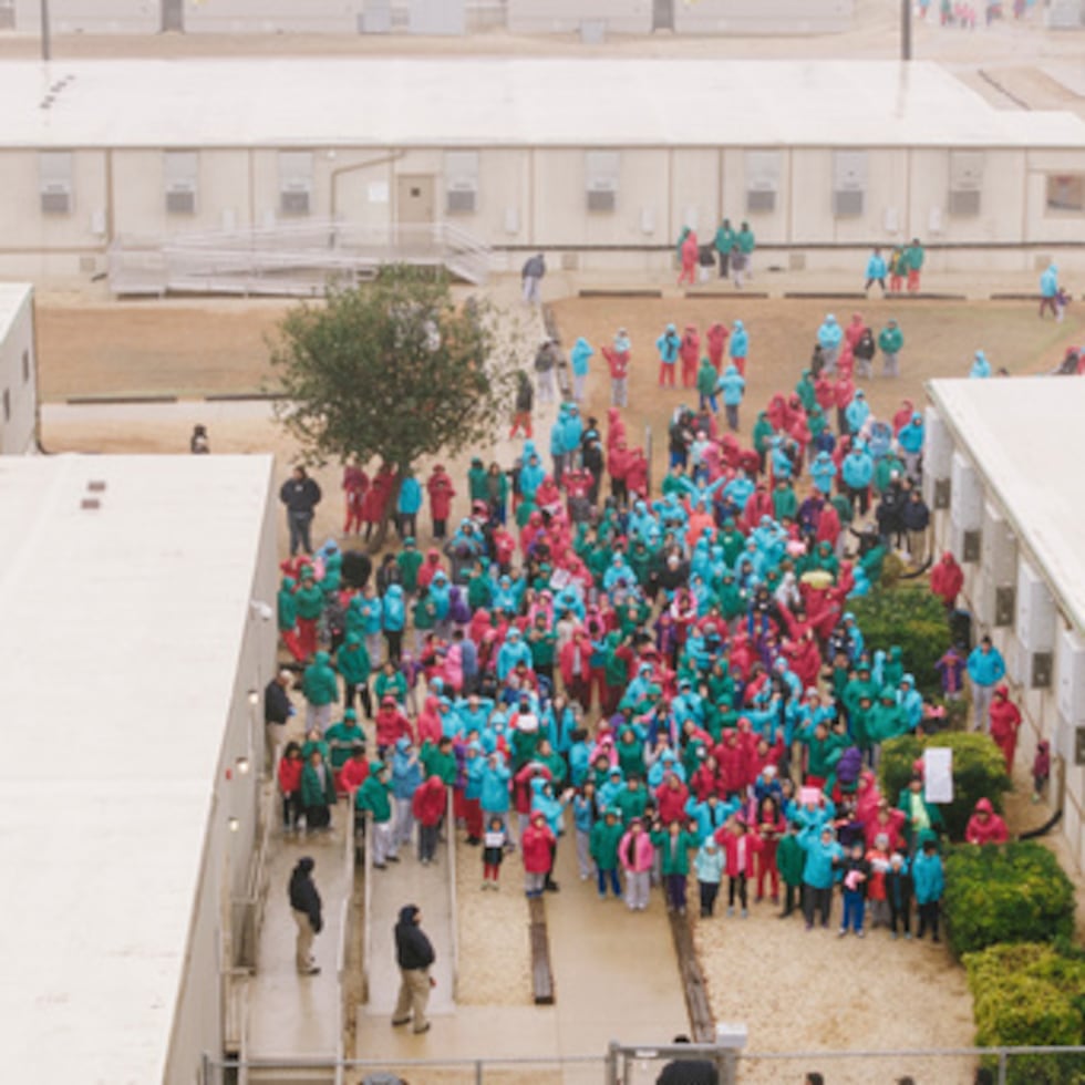 Los abogados de los detenidos destacaron los datos del gobierno que muestran tiempos de custodia más largos para los niños inmigrantes, y también citaron gusanos en los alimentos, y el escaso acceso a la atención médica o a un asesoramiento jurídico suficiente según lo informado por las familias y los monitores en las instalaciones federales.