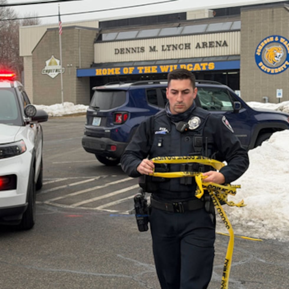 La policía identificó al tirador como Robert Dorgan, de 56 años, que murió de una herida de bala aparentemente autoinfligida.