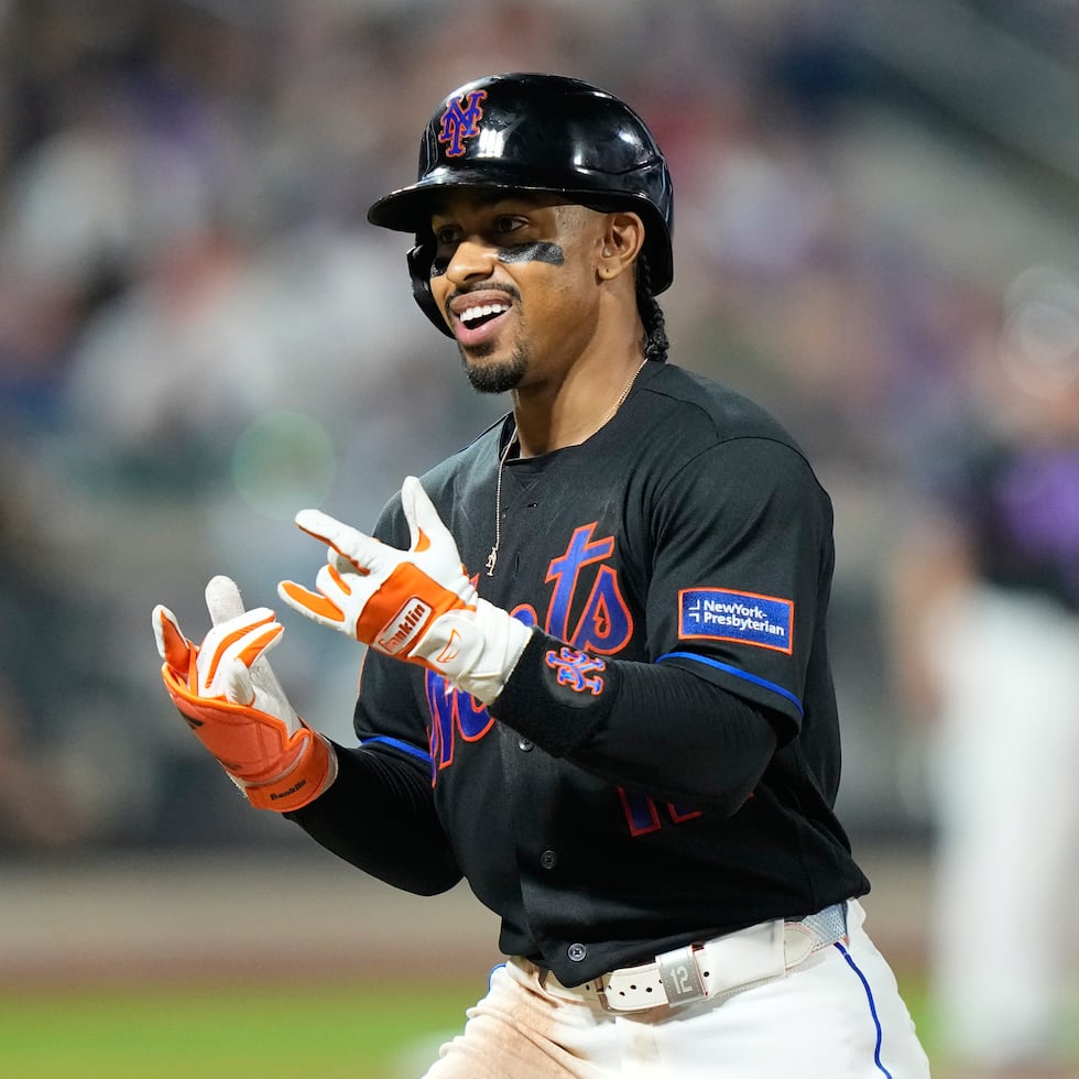 Francisco Lindor hace un gesto hacia su dugout de los Mets luego de conectar un sencillo en la novena entrada, en el revés 2-1 ante Filadelfia.