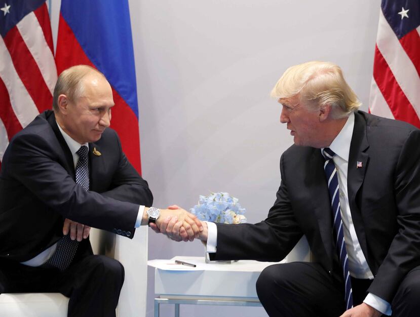 Las informaciones en torno a conversaciones entre personas del círculo más íntimo de Donald Trump (i) con personas próximas al gobierno de Vladimir Putin (d) han provocado que los investigadores ahonden más en este tema. (Archivo / EFE)