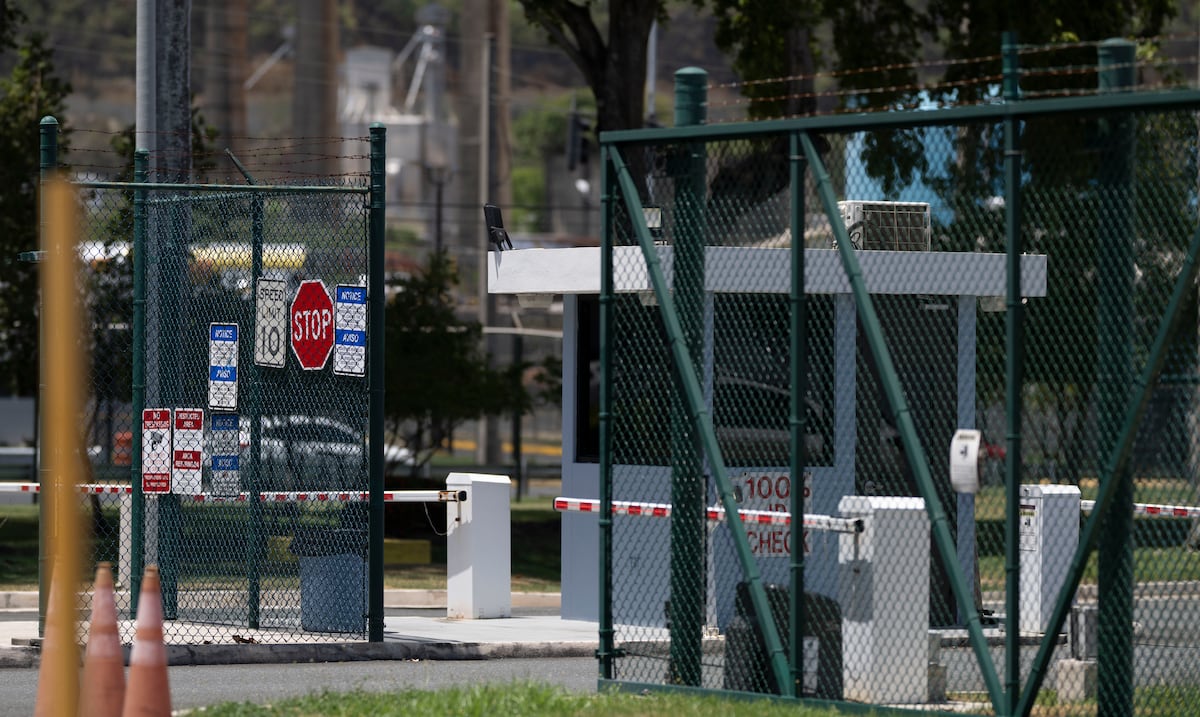 Familias angustiadas esperan visitar a detenidos por ICE en "La Neverita" de Guaynabo