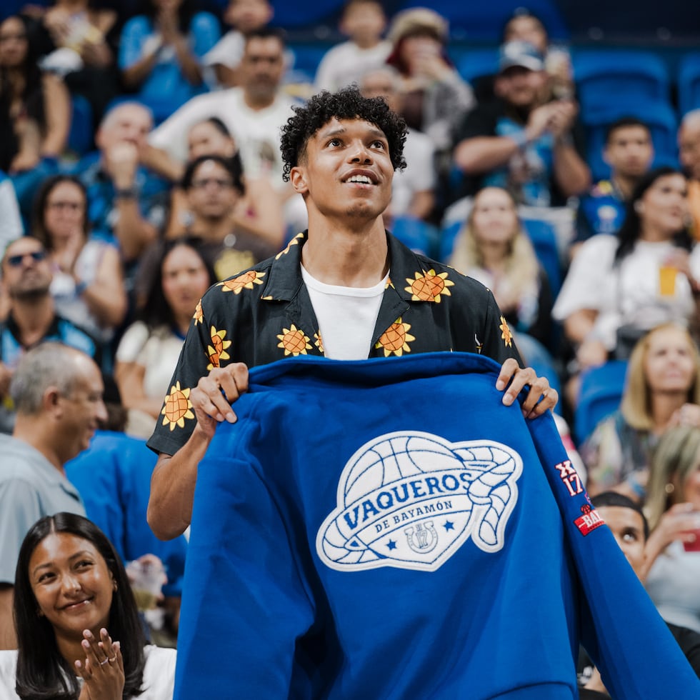 Enrique Freeman sostiene una chaqueta de los Vaqueros durante el partido en el Coliseo Rubén Rodríguez de Bayamón contra los Mets de Guaynabo. El delantero de la NBA debutará este verano con el Equipo Nacional.