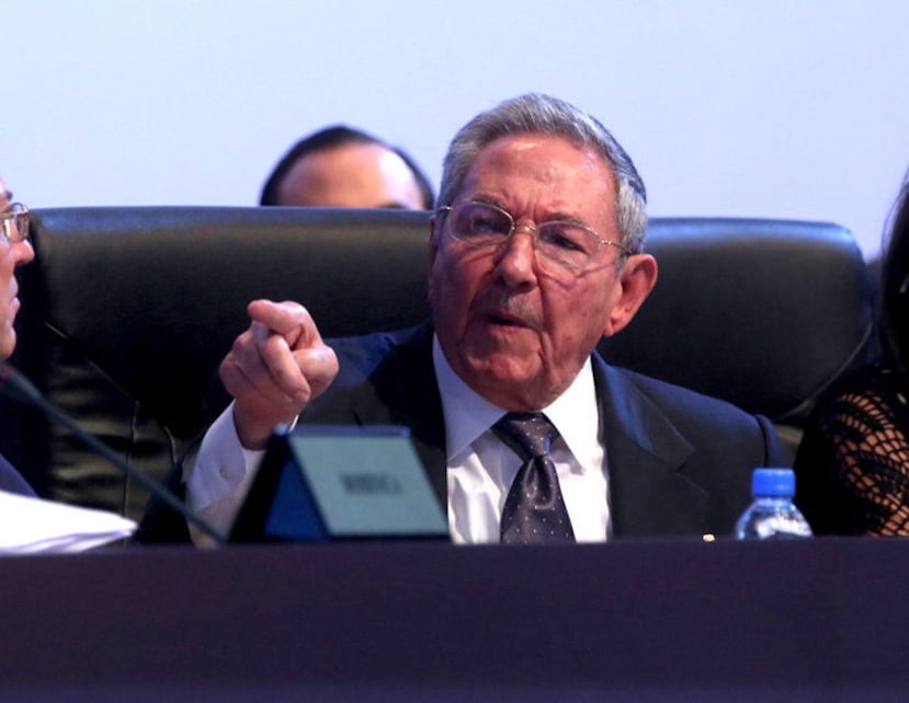 El jefe del Ejecutivo ruso transmitió sus saludos al presidente cubano, Raúl Castro, y recordó que se espera su llegada a Moscú para participar en el desfile militar del próximo 9 de mayo.