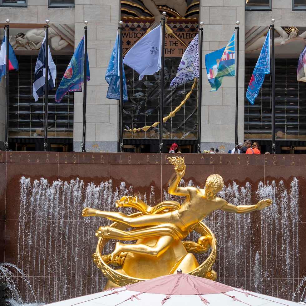 Fotografía que muestra algunas de las banderas de los 50 estados y territorios que conforman la nación estadounidense, que forman parte de la iniciativa 'United Flags of Fashion', desplegadas este miércoles en el Rockefeller Plaza en Nueva York.