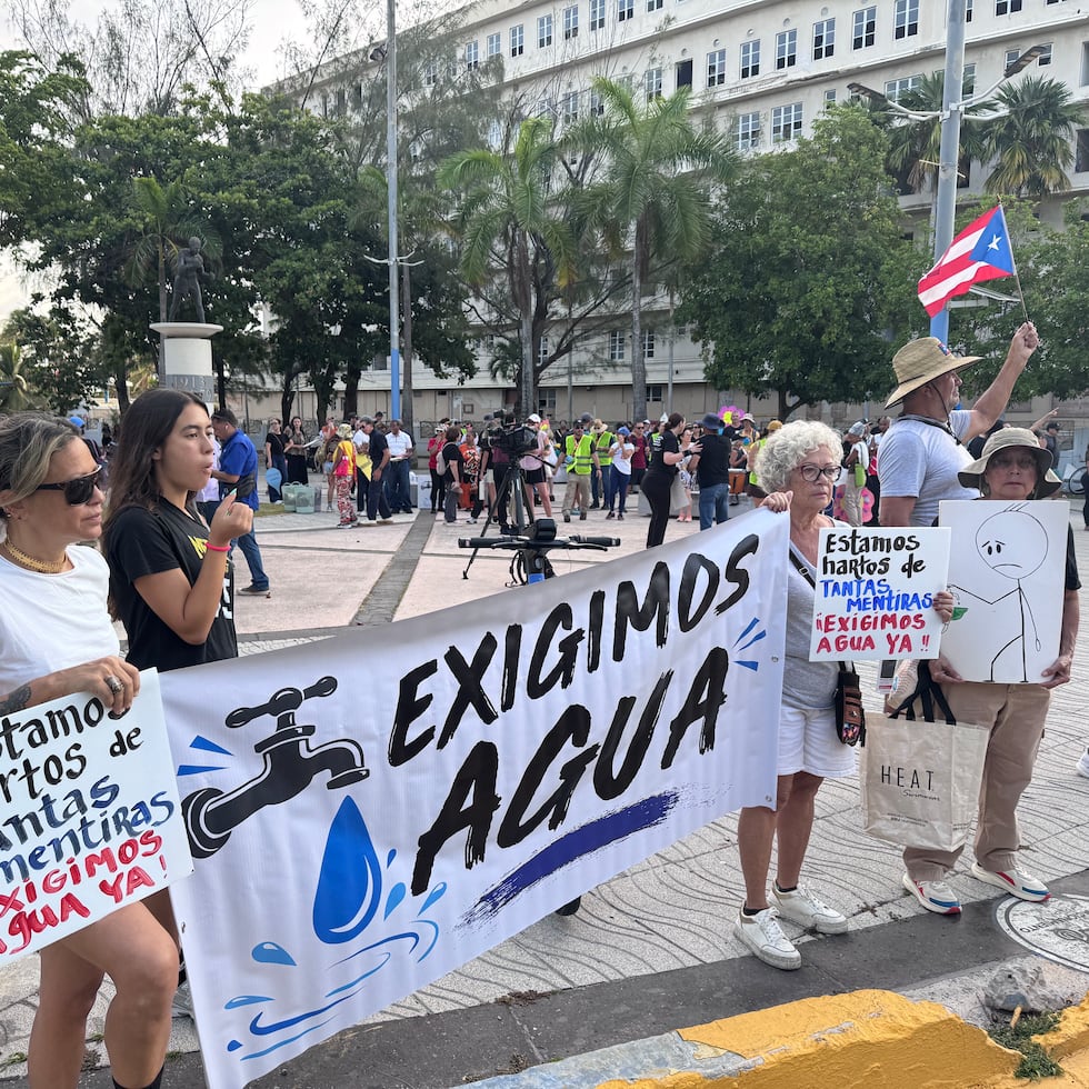 Los manifestantes se reunieron en la mañana del martes frente al estado Sixto Escobar.