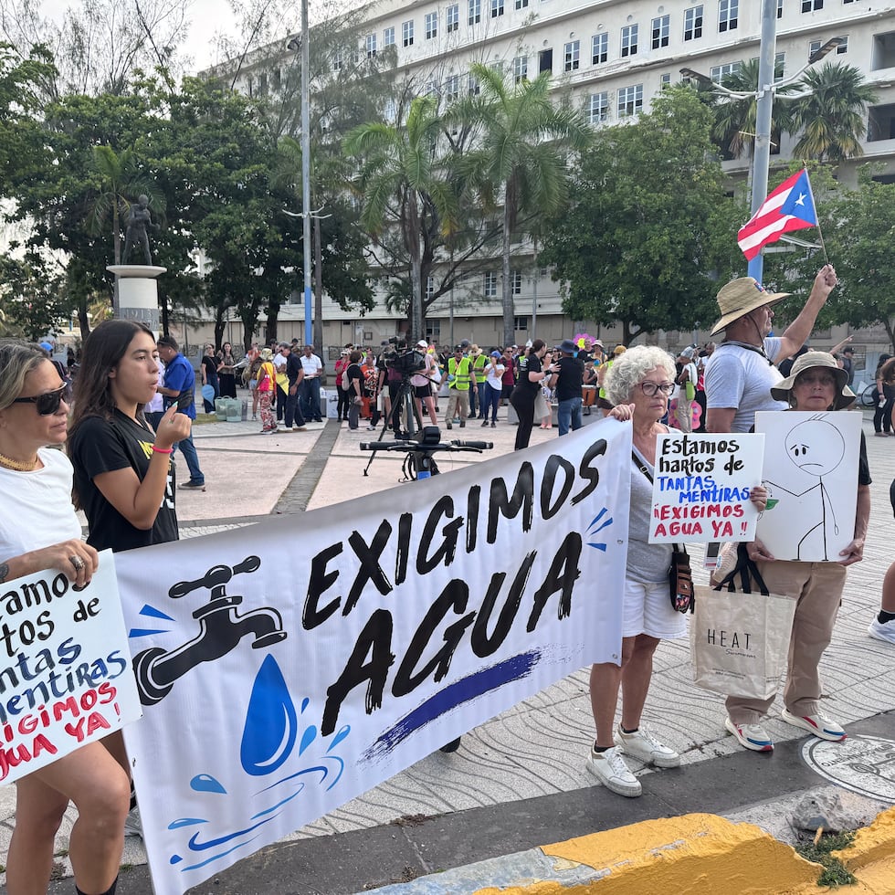 Protesters gathered in front of the Sixto Escobar Stadium to demand changes at the Aqueducts and Sewer Authority after reporting outages that, in some communities, have lasted for 13 months.