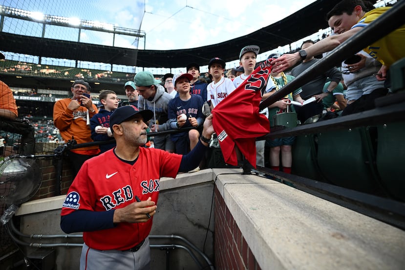 Alex Cora tiene récord de 620-541 como mánager de Grandes Ligas.