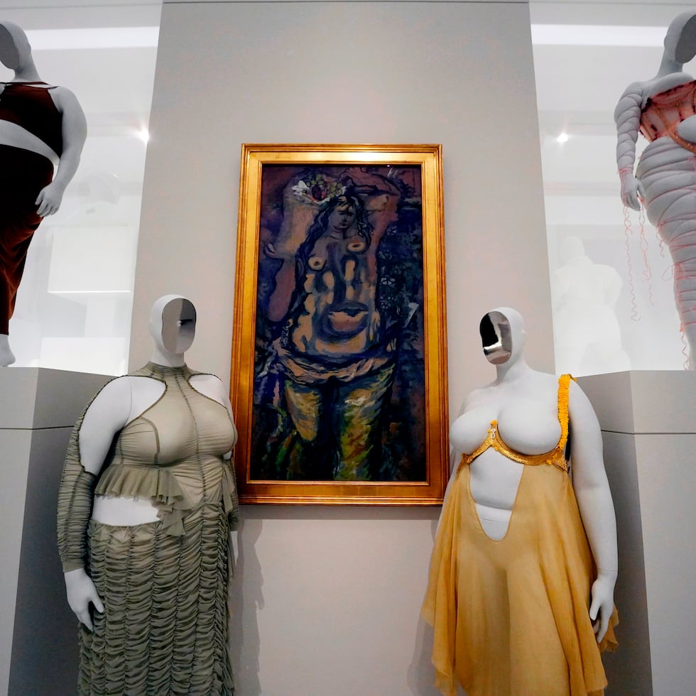 Diseños de la sección "Cuerpo Corpulento" se muestran en la exposición "Costume Art" (Arte del vestido) del Instituto del Vestido del Museo Metropolitano de Arte, el sábado 2 de mayo de 2026, en Nueva York. (Foto Charles Sykes/Invision/AP)