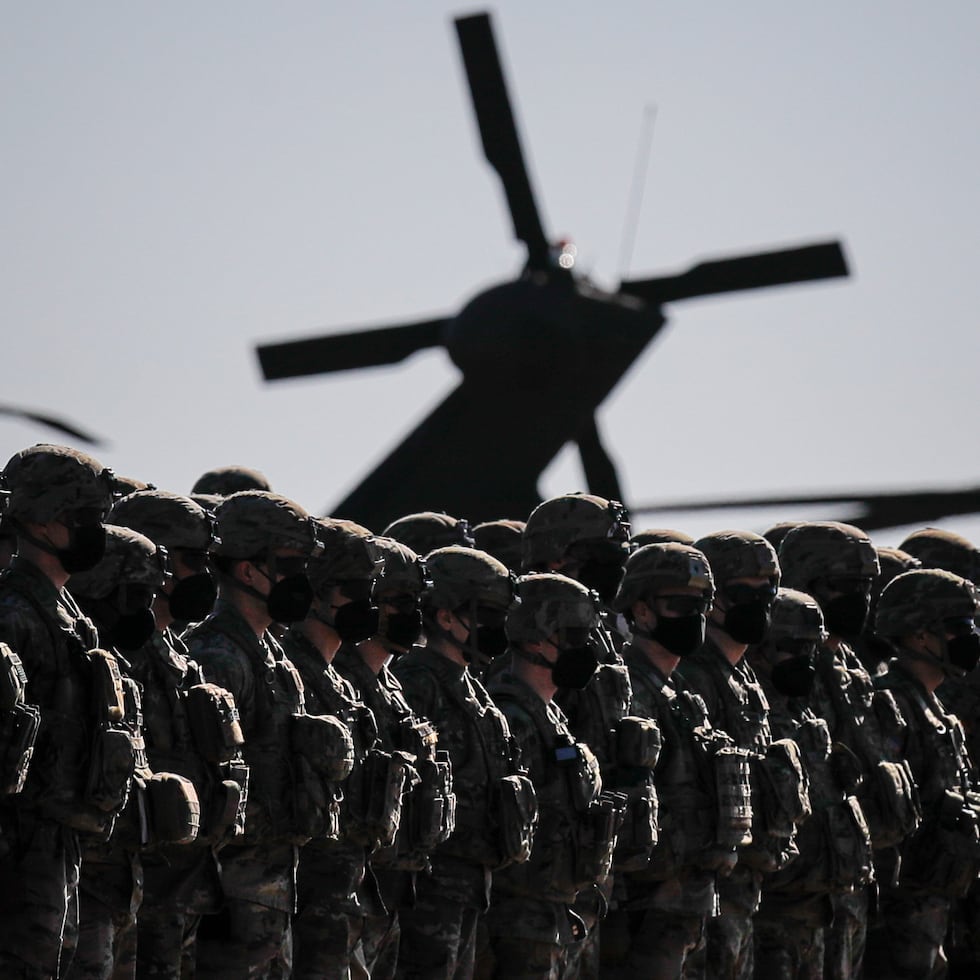 Aunque la mayoría de esas tropas forman parte de una rotación de fuerzas planificada antes de la guerra, algunas se encuentran entre los aproximadamente 1,500 paracaidistas que la administración Trump decidió enviar a la región la semana pasada.