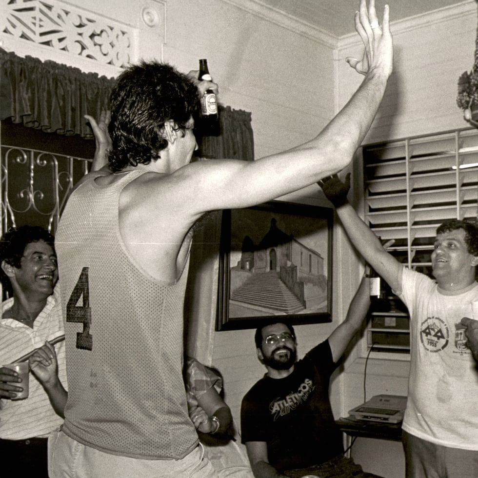 Piculín Ortiz llega a un lugar para festejar con Flor Meléndez y Armandito Torres el recordado campeonato de San Germán en 1985.