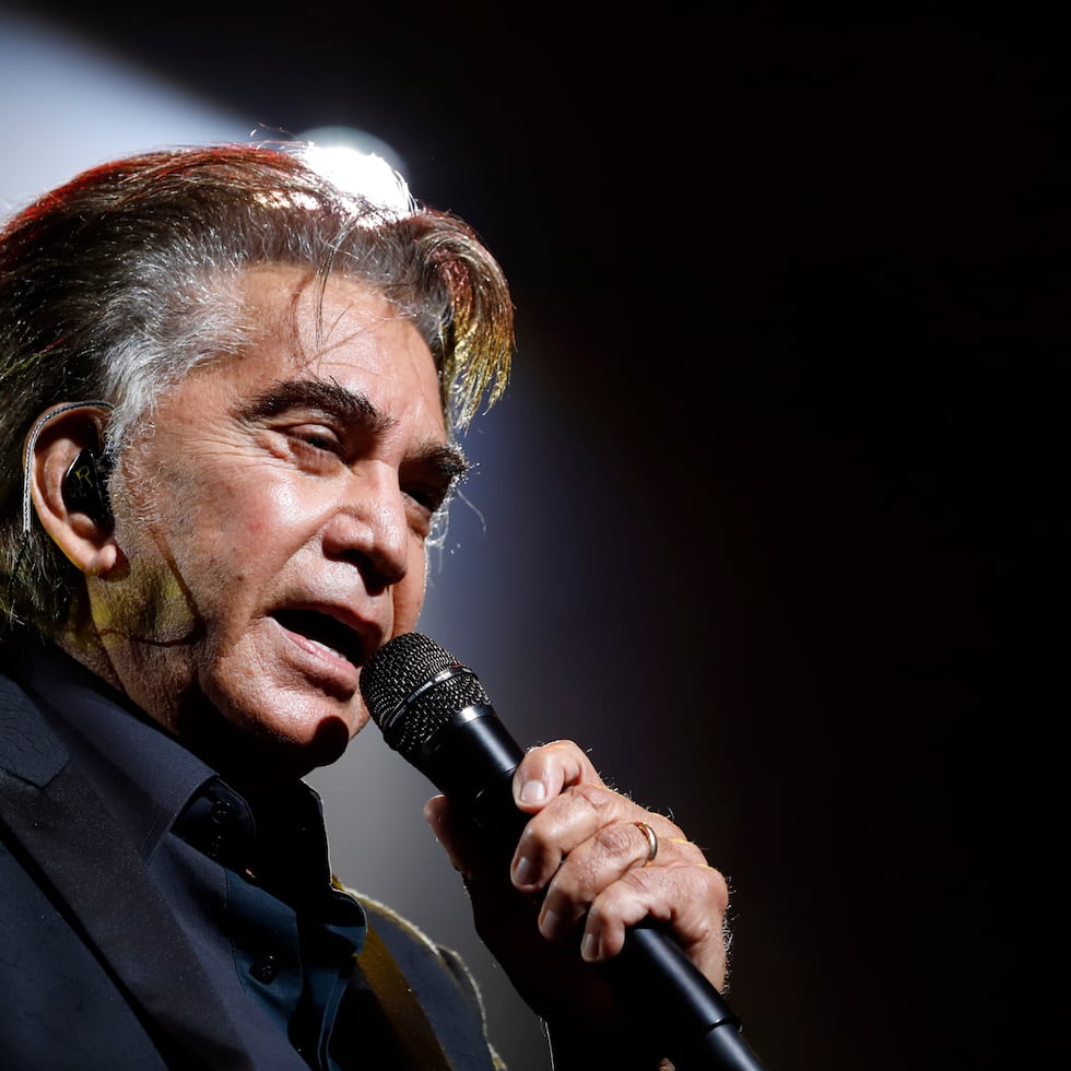El cantante venezolano José Luis Rodríguez "El Puma" durante su concierto en el Coliseo de Puerto Rico José Miguel Agrelot.