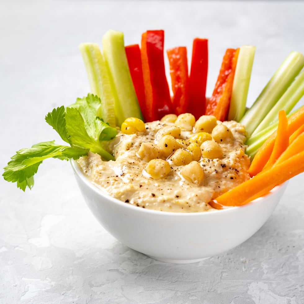 Hummus: Cuando buscamos algo más armado y que dé saciedad, la combinación de hummus con galletas integrales es un acierto. Los carbohidratos integrales de las galletas o de unos bastones de zanahoria y apio, junto a las proteínas vegetales del hummus, forman un